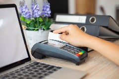 Αντιδράσεις από τον Εμπορικό Σύλλογο Πειραιώς για τη μηνιαία χρέωση POS από τον Αύγουστο