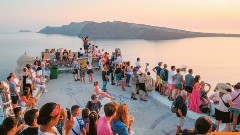 Eurobank: Περισσότεροι τουρίστες, αλλά λιγότερα έσοδα ανά επισκέπτη – Το στοίχημα της επόμενης ημέρας