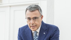 Ο τραπεζίτης που βρίσκεται… καβάλα στο άλογο
