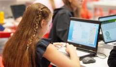 Κορίτσια «σπάνε» τον κώδικα κάνοντας τα πρώτα τους βήματα στον προγραμματισμό