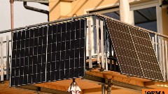 Η Βρετανία φέρνει «plug-in» φωτοβολταϊκά για τα σπίτια για να καταπολεμήσει την ενεργειακή κρίση λόγω του πολέμου στο Ιράν