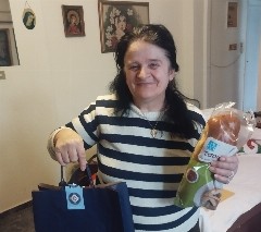 Η ΑΒ Βασιλόπουλος στηρίζει τις Λέσχες Φιλίας του Δήμου Αθηναίων με δωρεά 1.000 τσουρεκιών