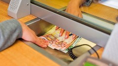 Δικαίωση ΕΚΠΟΙΖΩ για την επιβολή μηνιαίας χρέωσης 0,80 ευρώ σε καταθετικούς λογαριασμούς