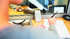 Τραπεζικές χρεώσεις: Τι σημαίνει η απόφαση για το «χαράτσι» στους λογαριασμούς