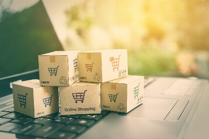 Μικροδέματα και ultra-fast fashion: Ο Εμπορικός Σύλλογος Πειραιώς ζητά ίσους όρους ανταγωνισμού