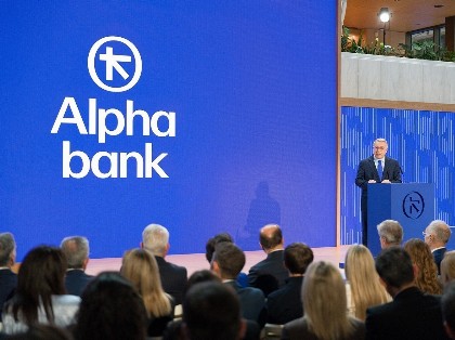 Alpha Bank: Αλλάζει σελίδα με νέα ταυτότητα – Το «νέο Μαζί», οι αυξήσεις στους μισθούς και το νέο μοντέλο καταστημάτων (pics)